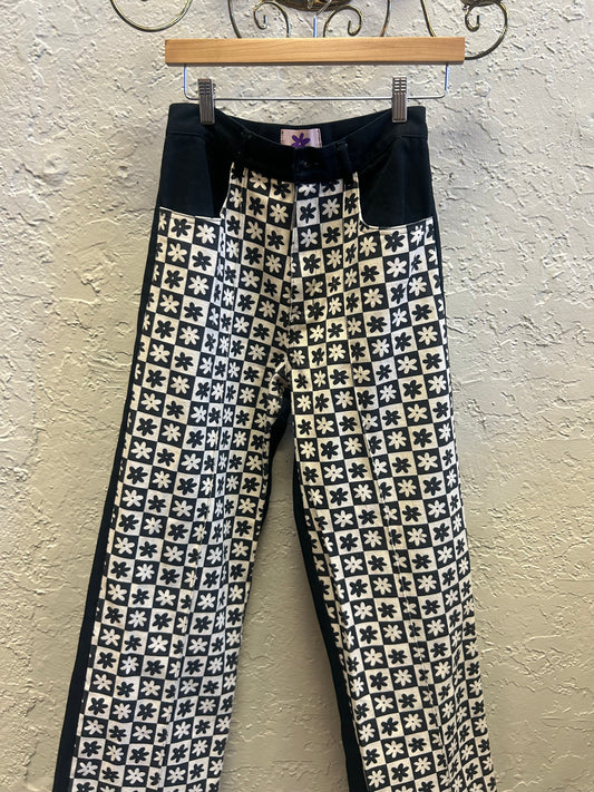 Lisa Says Gah black daisy check jeans sz27